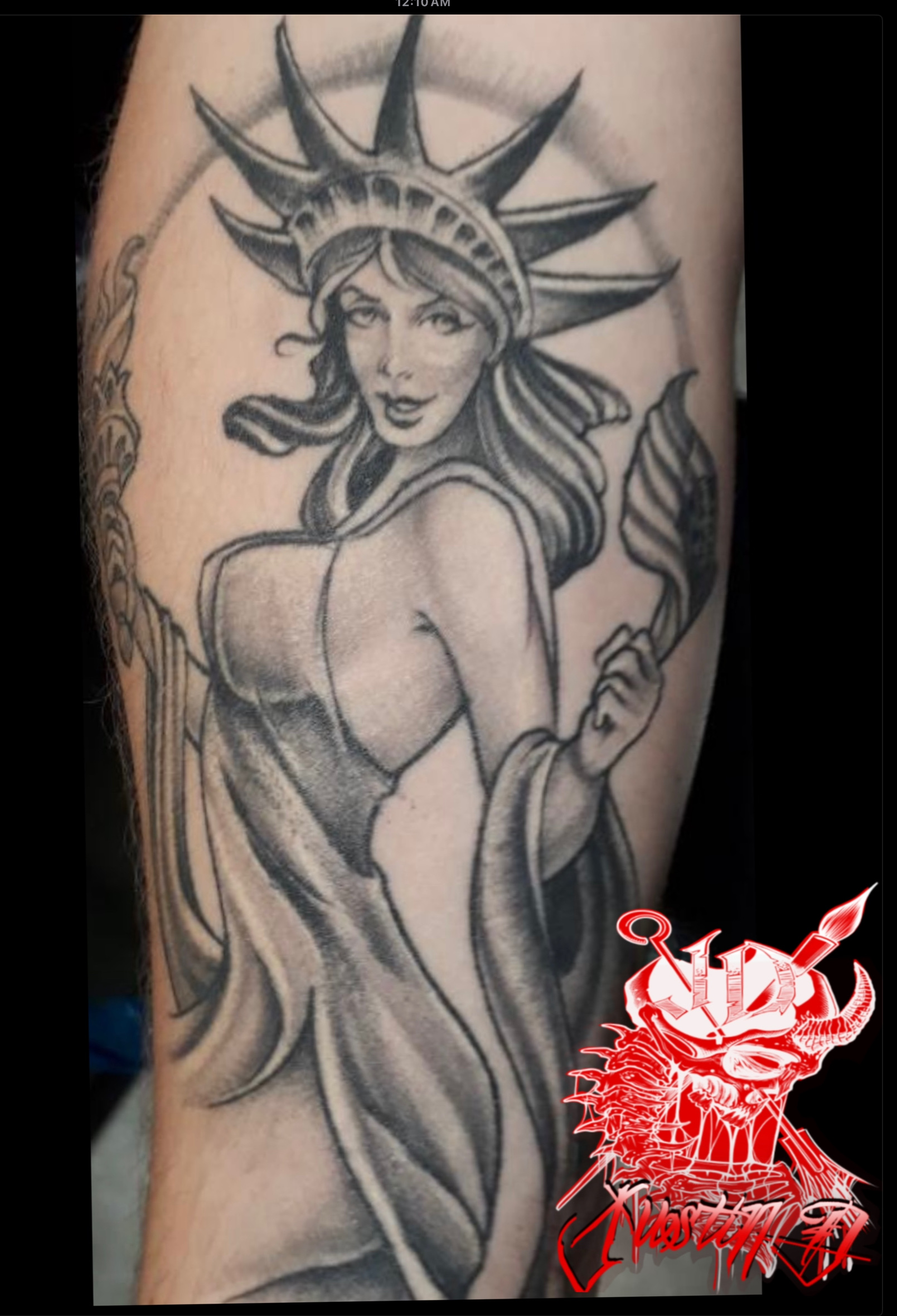 Black and gray statues of liberty